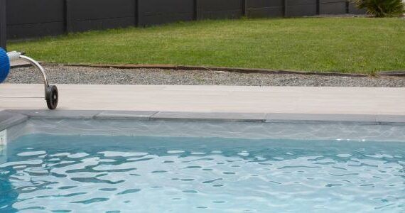 Zu sehen ist Bild 1 zum Beitrag mit dem Thema: Pool 2m tief: Kosten & Ratgeber